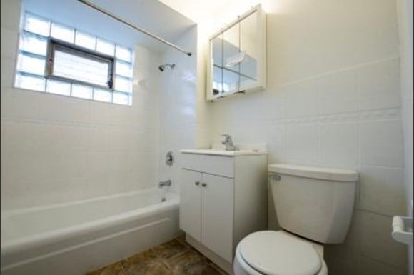 204 W 138th St Apartments Chicago Bathroom